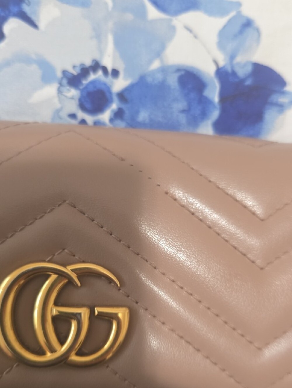 Gucci Authentic Chevron Quilted Leather Wallet in Taupe with Gold GG - Picture 2 of 5